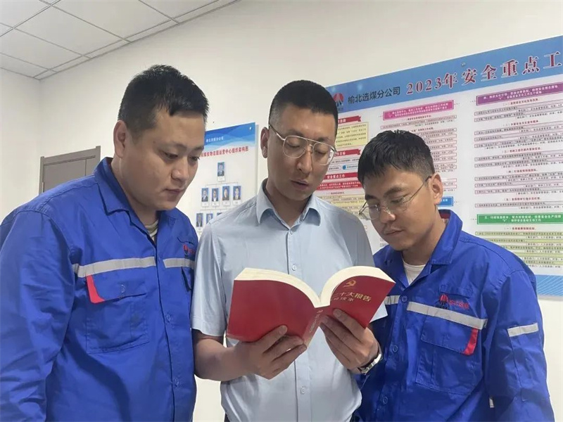 陕煤集团榆北选煤分公司：“主题教育”到身边 下层宣讲“接地气”.jpg